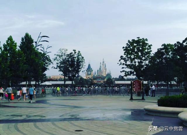 迪士尼乐园不许携带食品，是否涉嫌在迪士尼里面搞食物垄断市场？